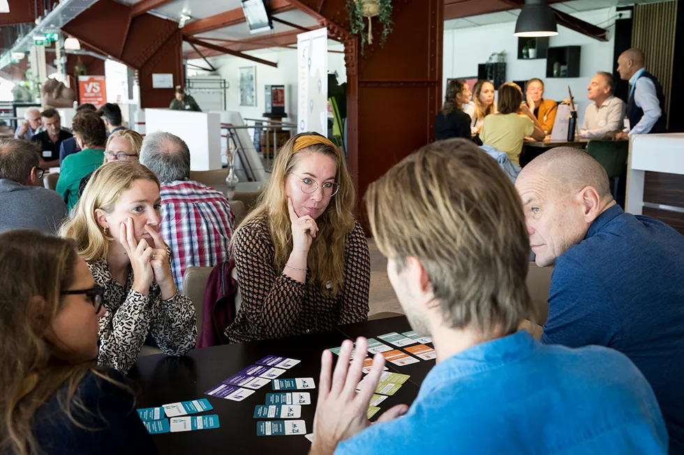 Deelnemers generatieworkshop spelen generatiespel begeleid door Marjolein Risseeuw